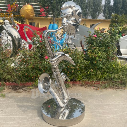 A abstract sculpture of a man playing the saxophone mirror finishing lawn ornament sculpture DZM 761 (1)